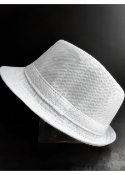 Дамска лятна шапка в бяло от плат