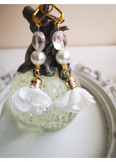 Ефектни обици с цветя, Сваровски кристали и перли в бяло White Lilly